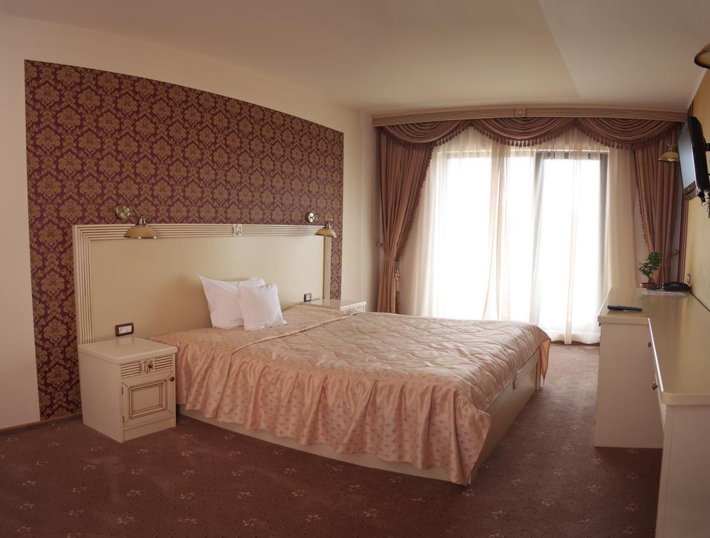Hotel Majestic Iasi Exteriör bild