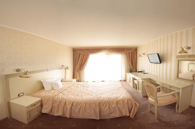 Hotel Majestic Iasi Exteriör bild